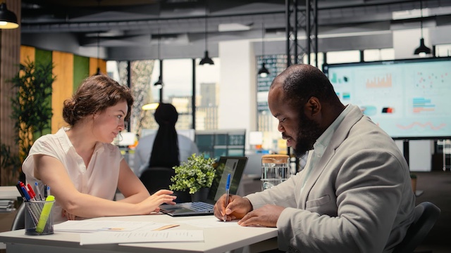 what is the difference between an employee and an independent contractor?